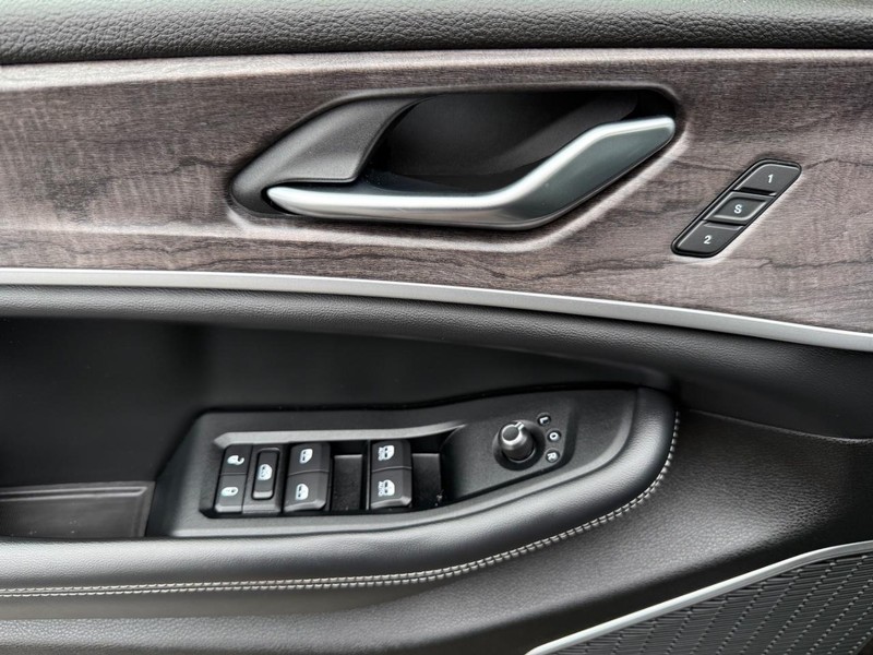 Jeep Grand Cherokee Vehicle Image 26