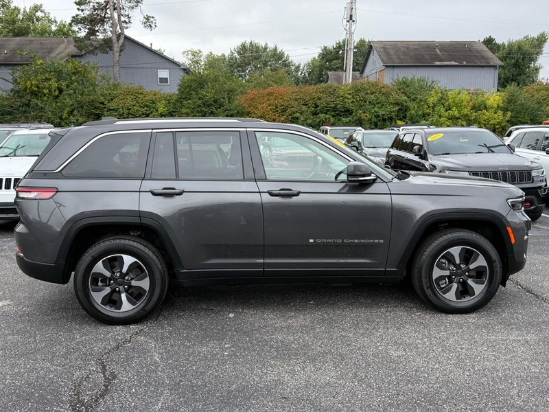Jeep Grand Cherokee 4xe Vehicle Image 02