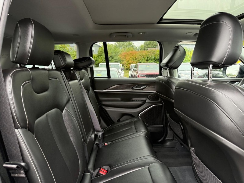 Jeep Grand Cherokee 4xe Vehicle Image 11