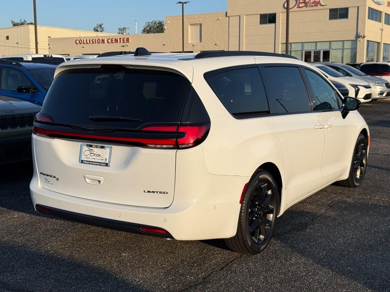 Chrysler Pacifica Vehicle Image 03