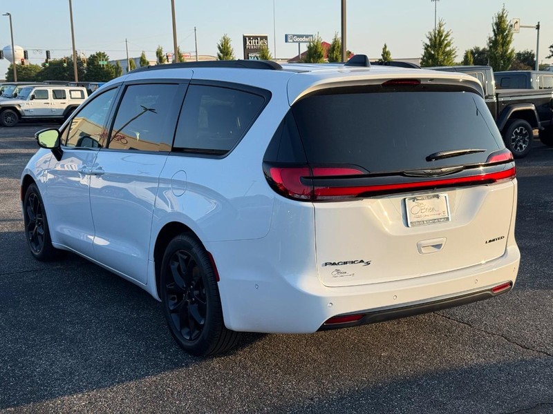 Chrysler Pacifica Vehicle Image 05