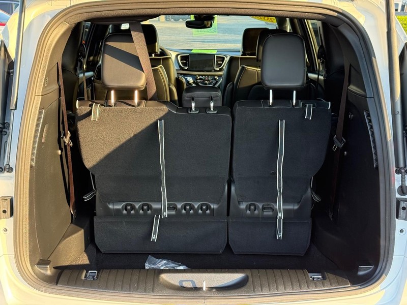 Chrysler Pacifica Vehicle Image 07