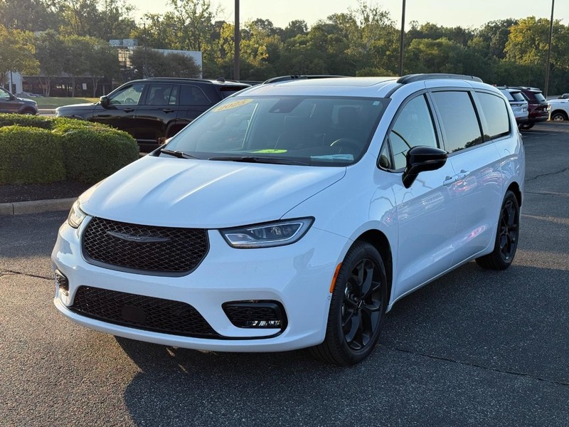 Chrysler Pacifica Vehicle Image 09