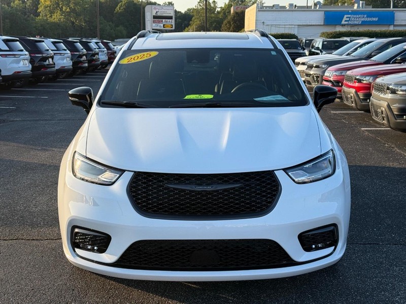Chrysler Pacifica Vehicle Image 10