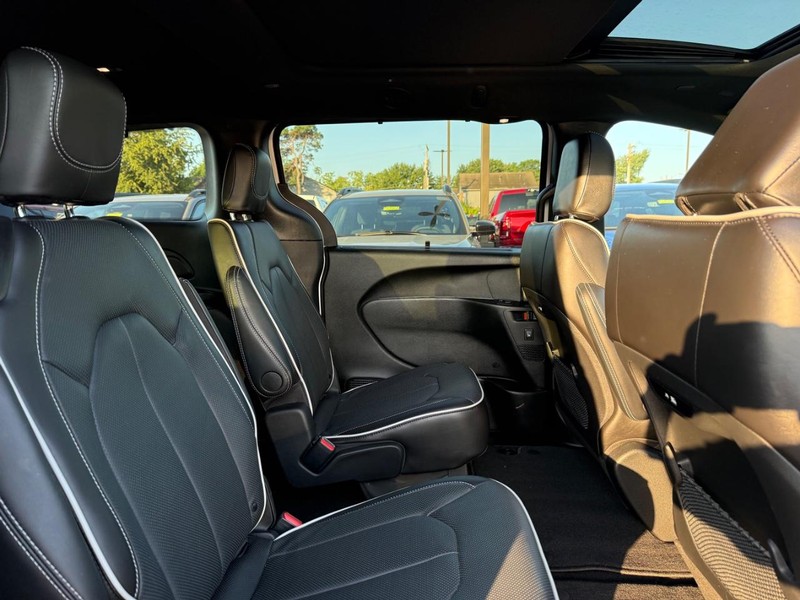 Chrysler Pacifica Vehicle Image 11