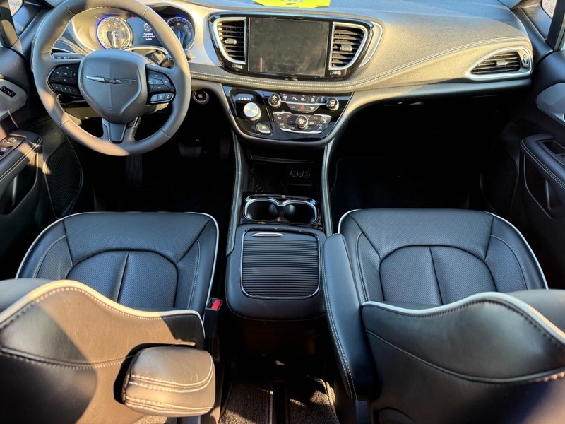 Chrysler Pacifica Vehicle Image 14