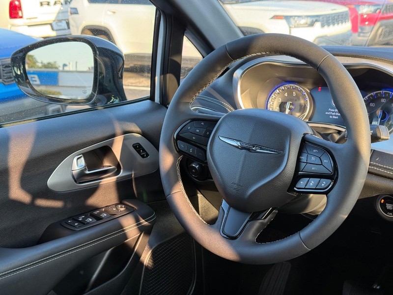 Chrysler Pacifica Vehicle Image 15