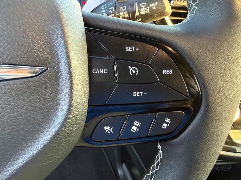 Chrysler Pacifica Vehicle Image 17