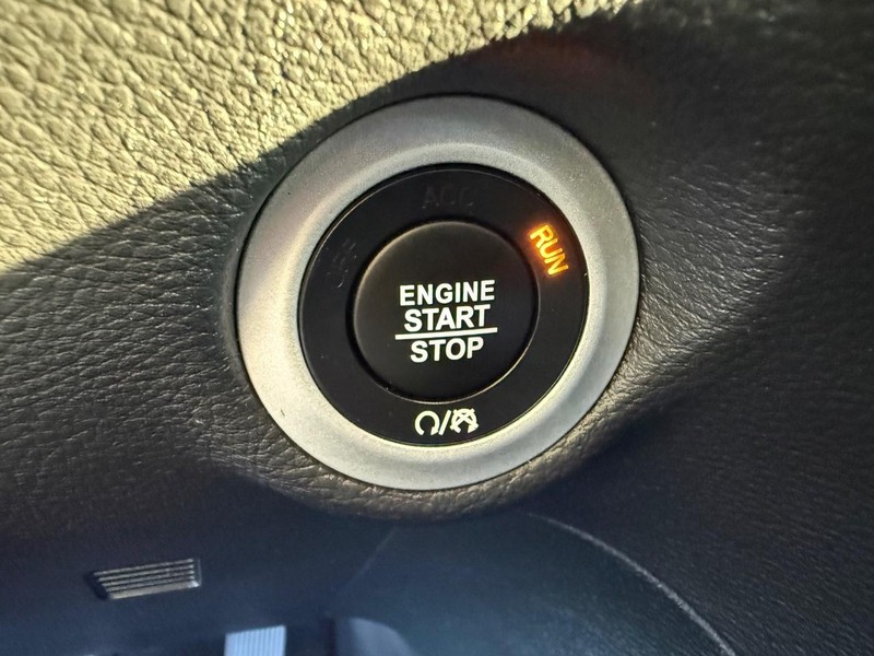 Chrysler Pacifica Vehicle Image 18