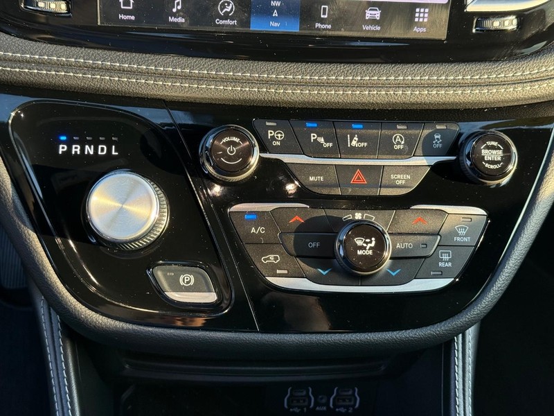 Chrysler Pacifica Vehicle Image 21