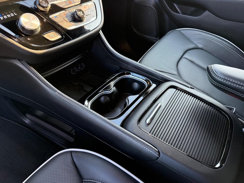 Chrysler Pacifica Vehicle Image 22
