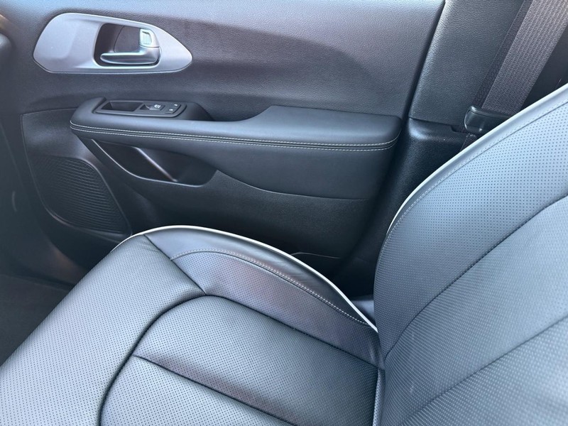 Chrysler Pacifica Vehicle Image 23