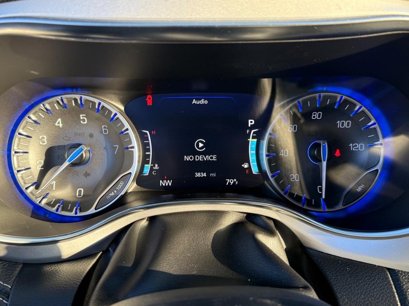 Chrysler Pacifica Vehicle Image 24