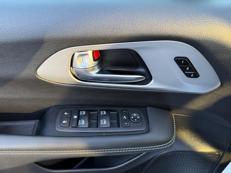 Chrysler Pacifica Vehicle Image 26