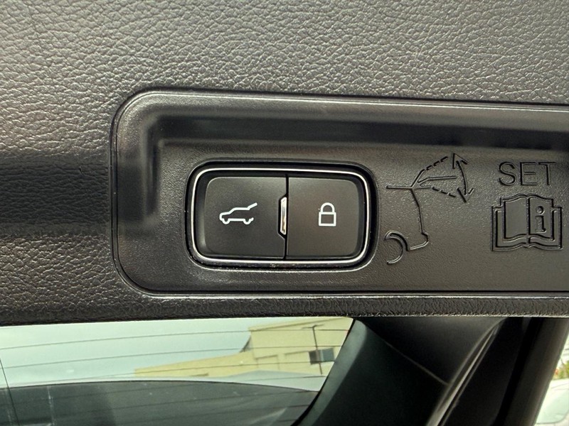 Ford Explorer Vehicle Image 08