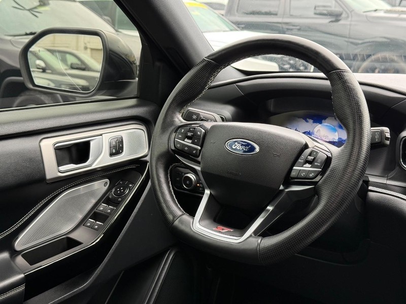 Ford Explorer Vehicle Image 15