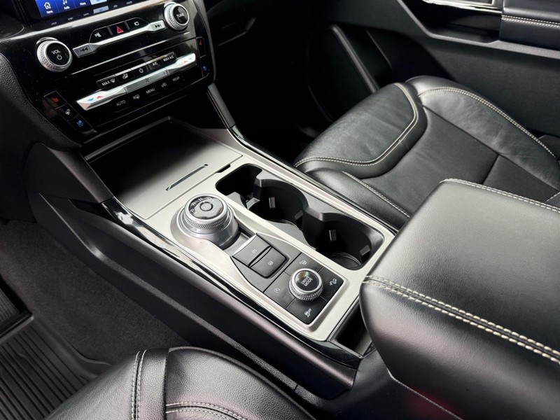 Ford Explorer Vehicle Image 23