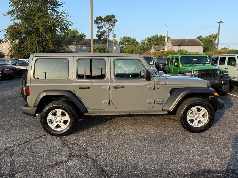 Jeep Wrangler Vehicle Image 02