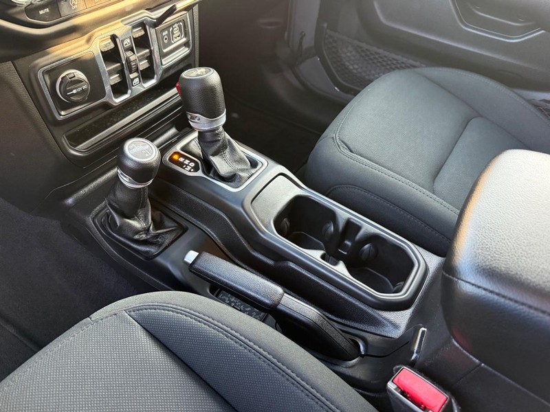 Jeep Wrangler Vehicle Image 21