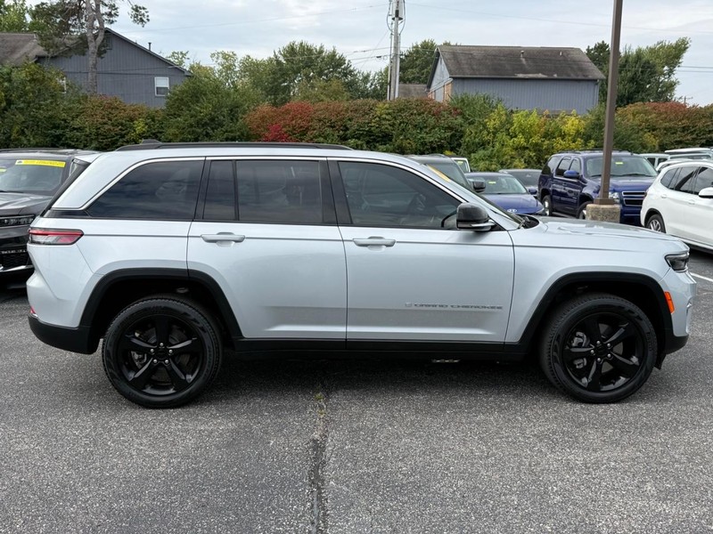 Jeep Grand Cherokee 4xe Vehicle Image 02