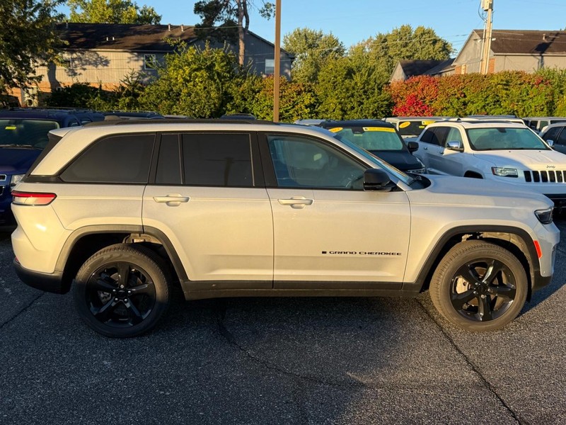 Jeep Grand Cherokee Vehicle Image 02