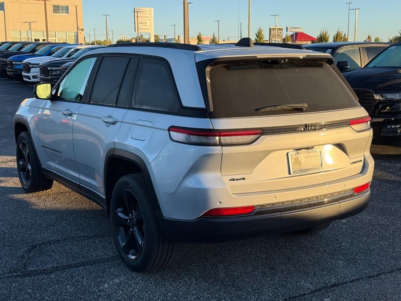 Jeep Grand Cherokee Vehicle Image 05