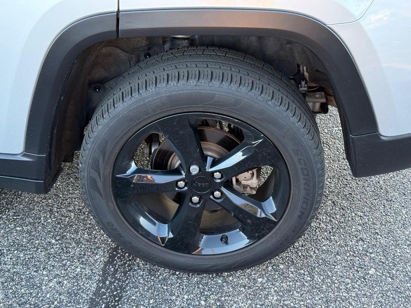 Jeep Grand Cherokee Vehicle Image 06