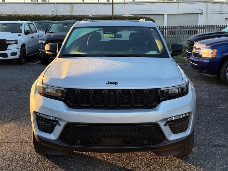 Jeep Grand Cherokee Vehicle Image 10