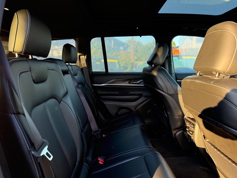 Jeep Grand Cherokee Vehicle Image 11