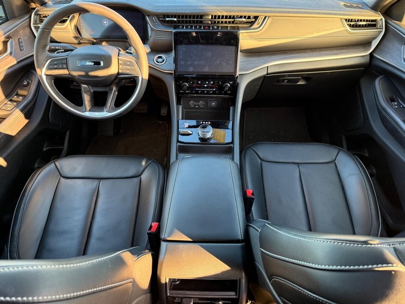 Jeep Grand Cherokee Vehicle Image 13