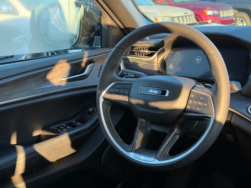 Jeep Grand Cherokee Vehicle Image 14