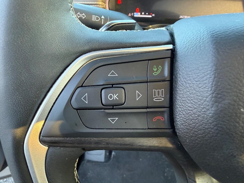 Jeep Grand Cherokee Vehicle Image 15