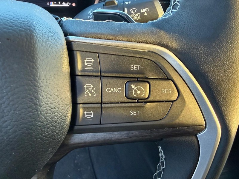 Jeep Grand Cherokee Vehicle Image 16
