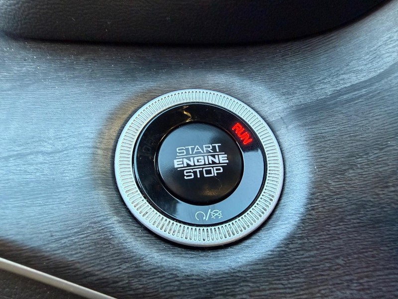 Jeep Grand Cherokee Vehicle Image 17