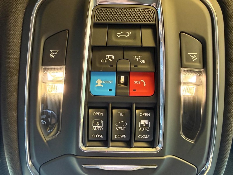 Jeep Grand Cherokee Vehicle Image 24