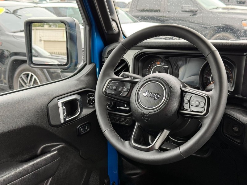 Jeep Wrangler Vehicle Image 12