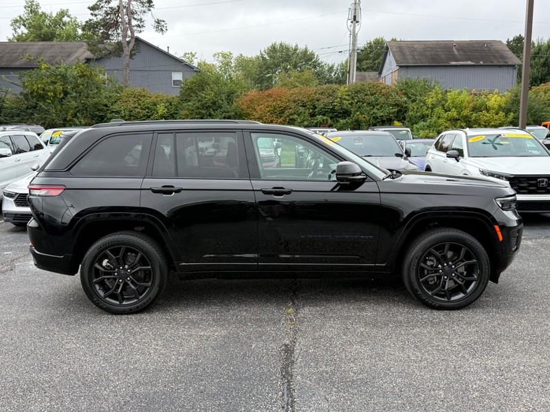 Jeep Grand Cherokee 4xe Vehicle Image 02