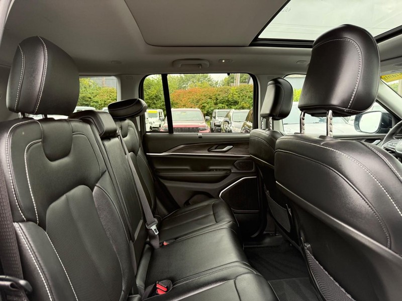 Jeep Grand Cherokee 4xe Vehicle Image 11