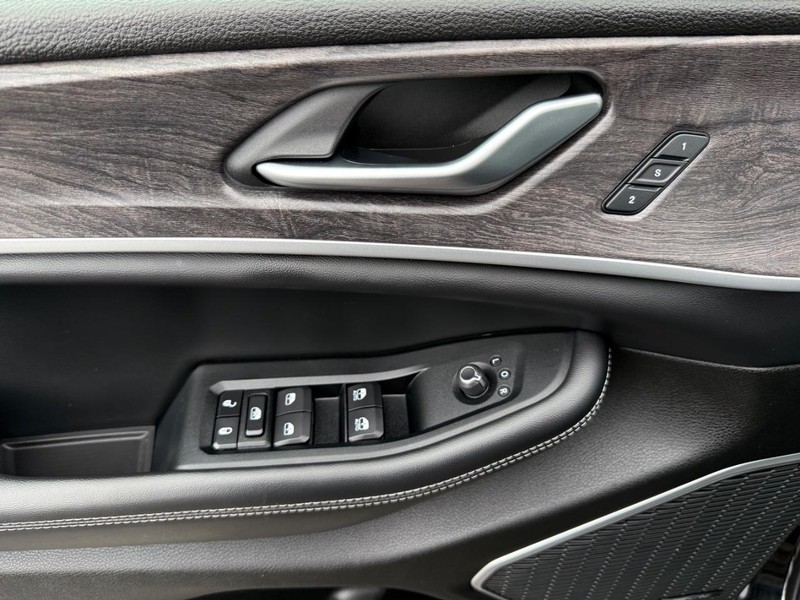 Jeep Grand Cherokee 4xe Vehicle Image 27