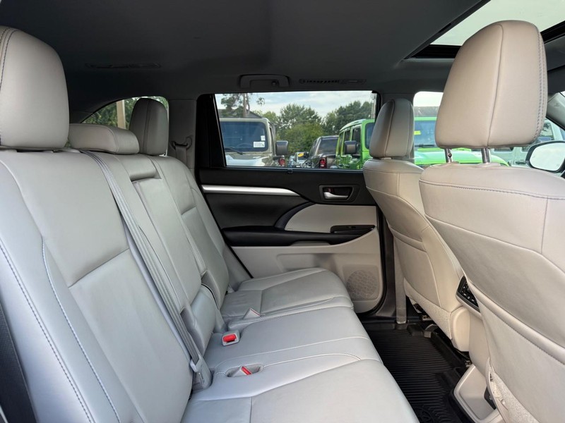 Toyota Highlander Vehicle Image 11