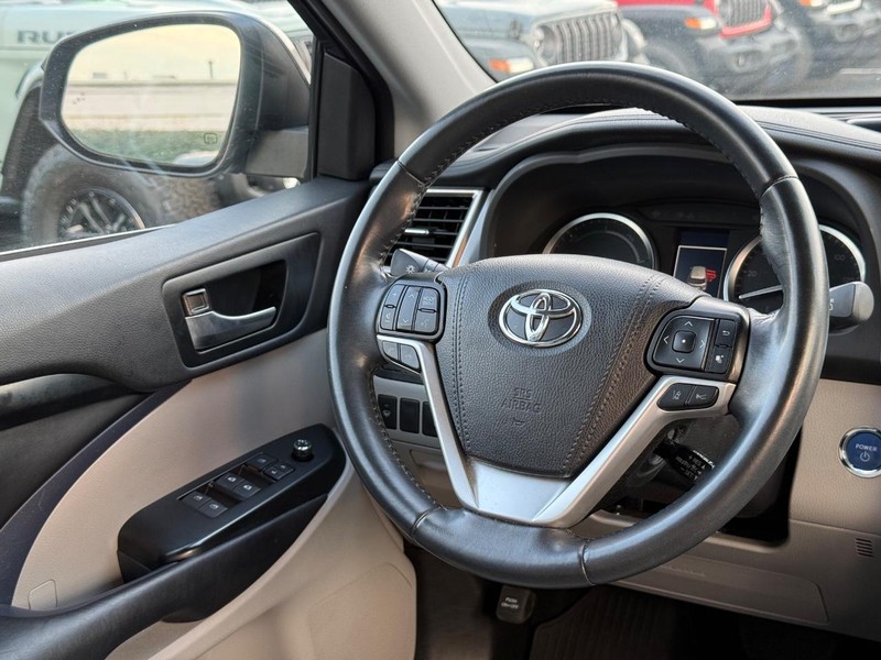 Toyota Highlander Vehicle Image 14
