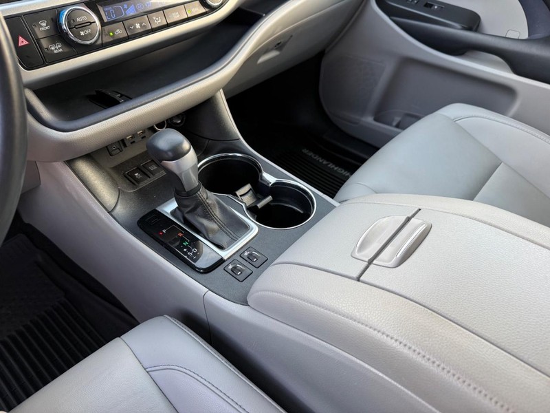 Toyota Highlander Vehicle Image 21