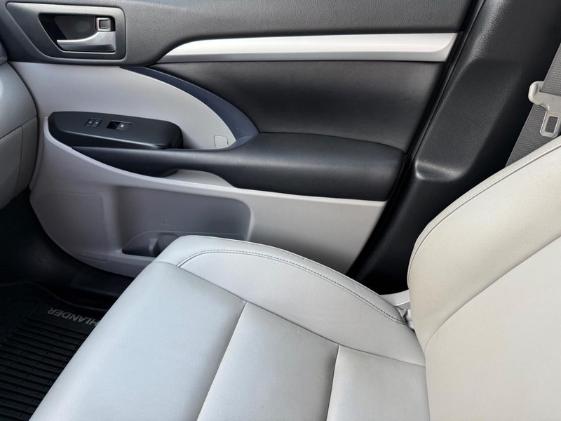 Toyota Highlander Vehicle Image 22