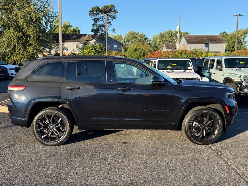 Jeep Grand Cherokee 4xe Vehicle Image 02