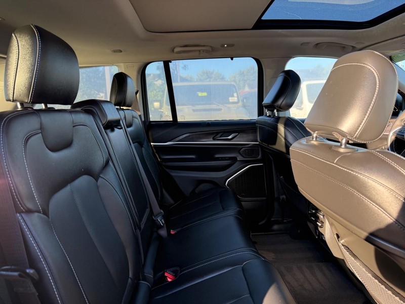Jeep Grand Cherokee 4xe Vehicle Image 11