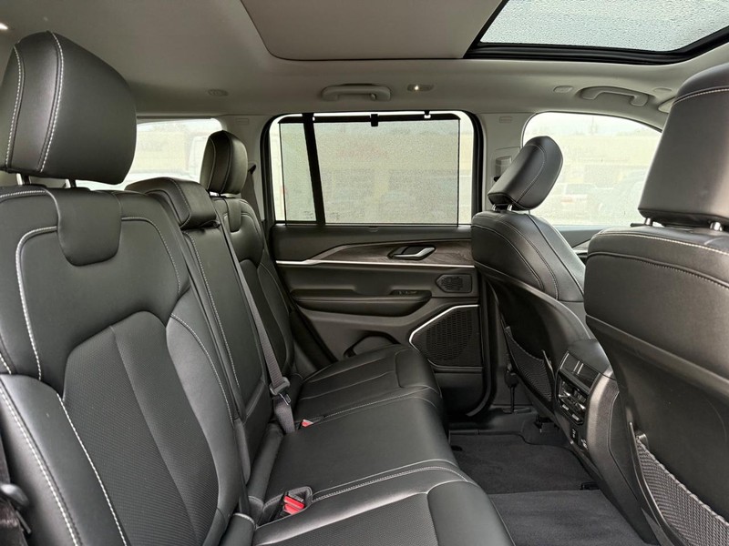 Jeep Grand Cherokee 4xe Vehicle Image 11