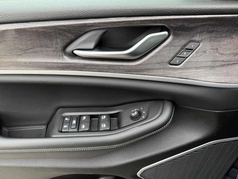 Jeep Grand Cherokee 4xe Vehicle Image 27