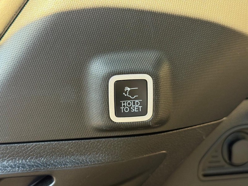 Jeep Grand Cherokee Vehicle Image 08