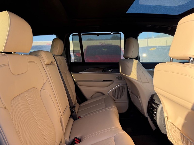 Jeep Grand Cherokee Vehicle Image 11