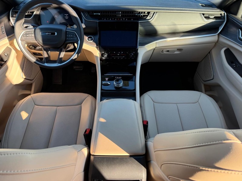 Jeep Grand Cherokee Vehicle Image 13